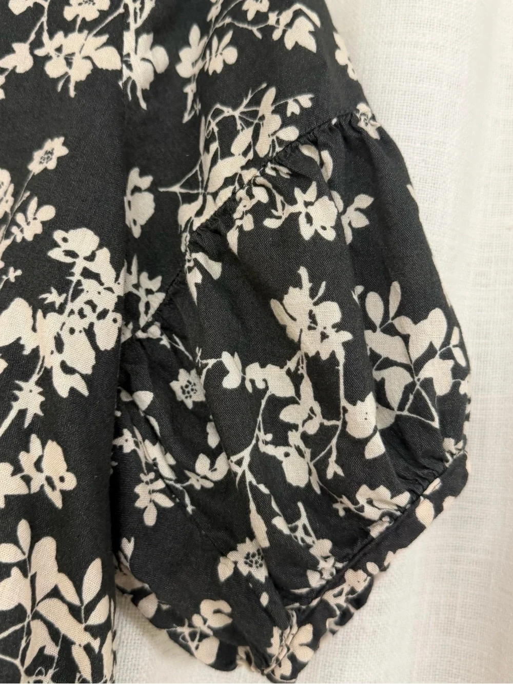 Old Navy earthy green and Cream Floral Peter Pan Collar Blouse